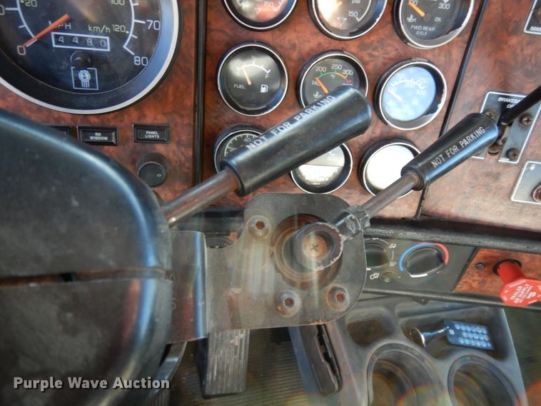 image for item DI8652 2006 Kenworth T800  semi truck