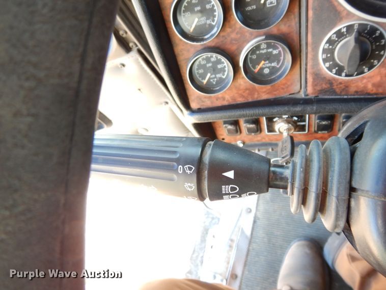 image for item DI8652 2006 Kenworth T800  semi truck