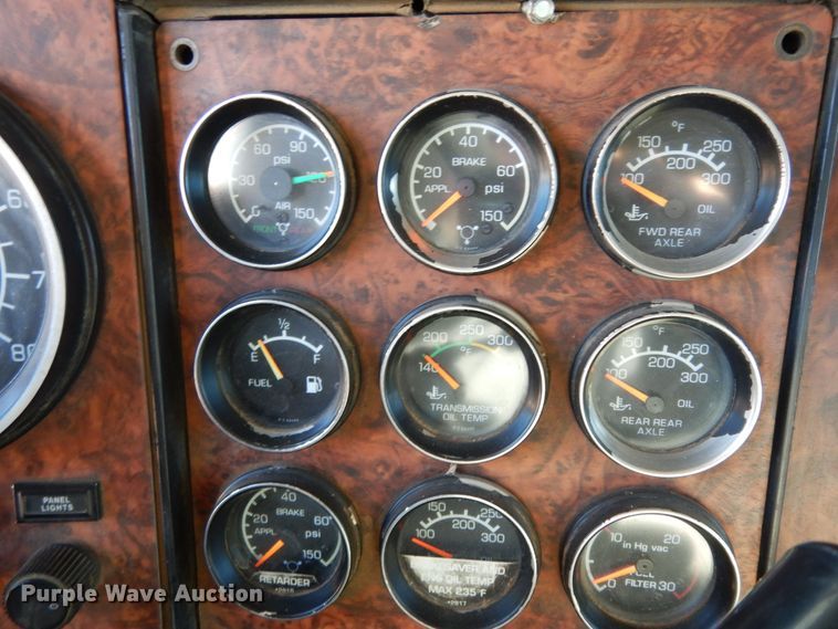 image for item DI8652 2006 Kenworth T800  semi truck