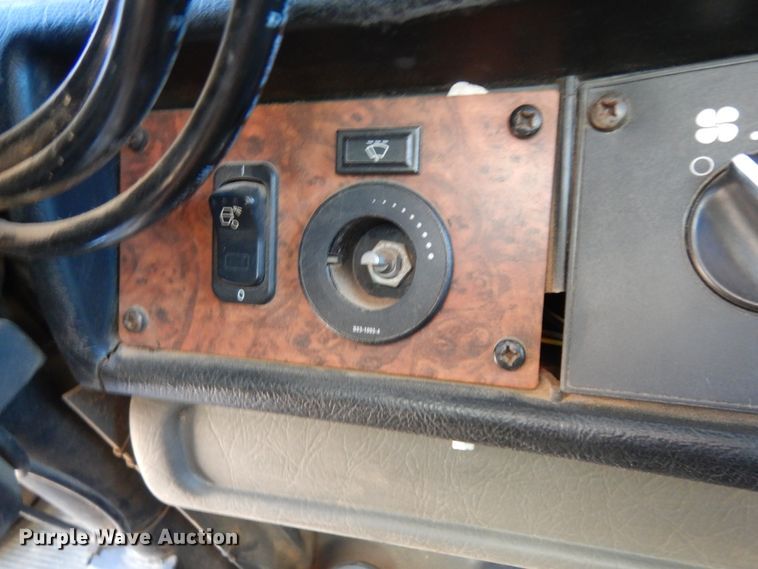 image for item DI8652 2006 Kenworth T800  semi truck