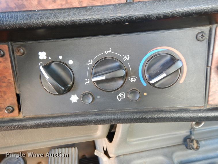 image for item DI8652 2006 Kenworth T800  semi truck