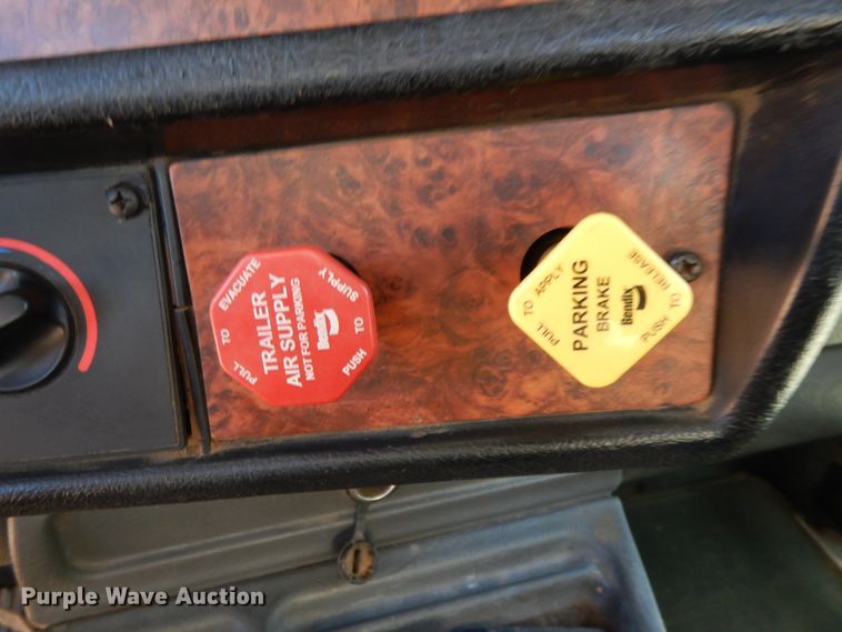 image for item DI8652 2006 Kenworth T800  semi truck