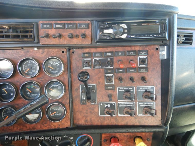 image for item DI8652 2006 Kenworth T800  semi truck