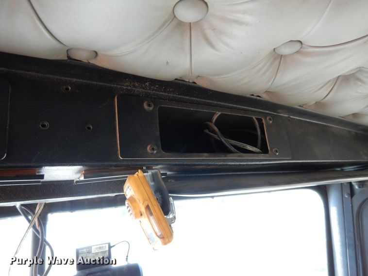 image for item DI8652 2006 Kenworth T800  semi truck