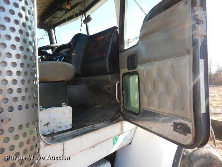 image for item DI8652 2006 Kenworth T800  semi truck