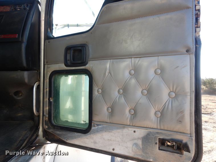 image for item DI8652 2006 Kenworth T800  semi truck