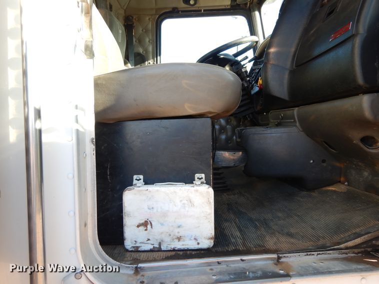 image for item DI8652 2006 Kenworth T800  semi truck