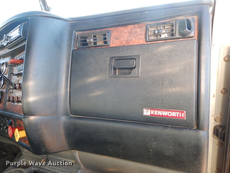 image for item DI8652 2006 Kenworth T800  semi truck