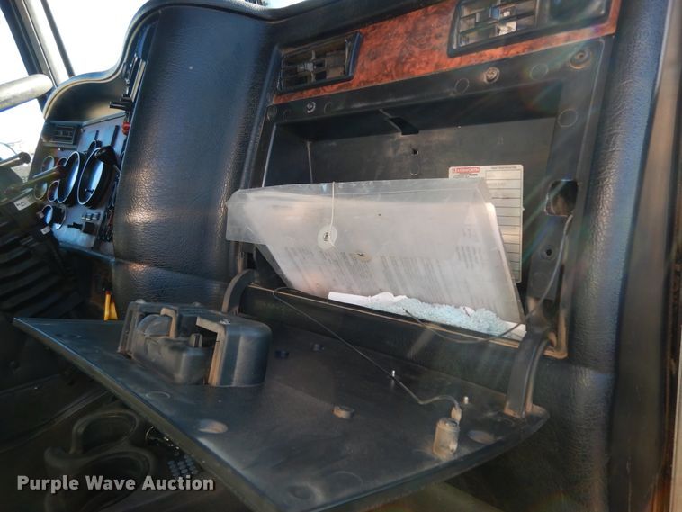 image for item DI8652 2006 Kenworth T800  semi truck