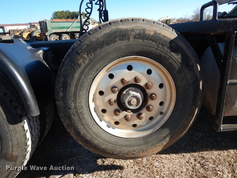 image for item DI8652 2006 Kenworth T800  semi truck