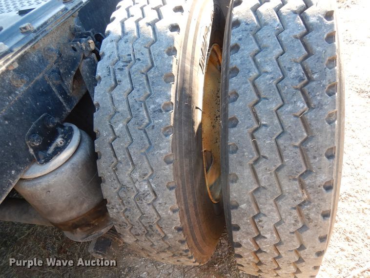 image for item DI8652 2006 Kenworth T800  semi truck