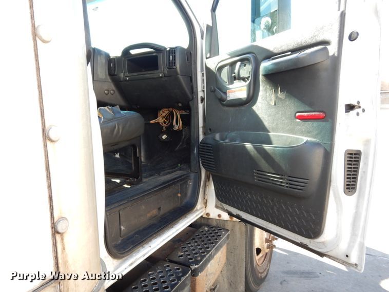 image for item DI8681 2007 GMC C7500  box truck