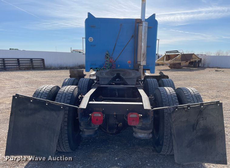 image for item DN0196 1994 Freightliner FLD120  semi truck