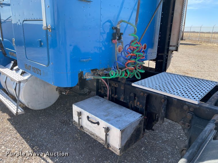 image for item DN0196 1994 Freightliner FLD120  semi truck