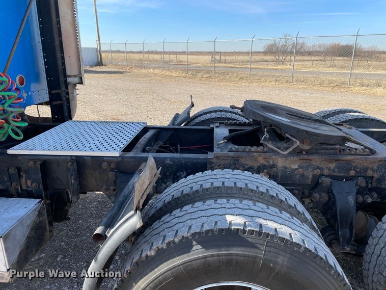 image for item DN0196 1994 Freightliner FLD120  semi truck