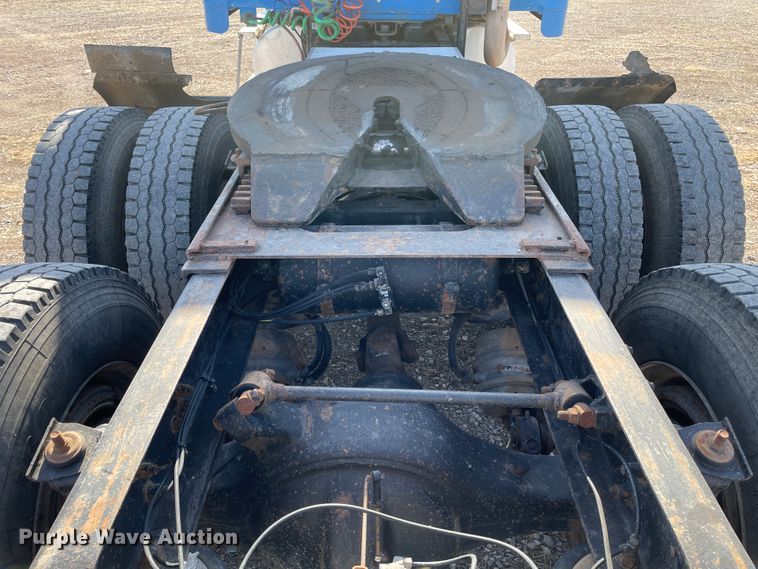 image for item DN0196 1994 Freightliner FLD120  semi truck