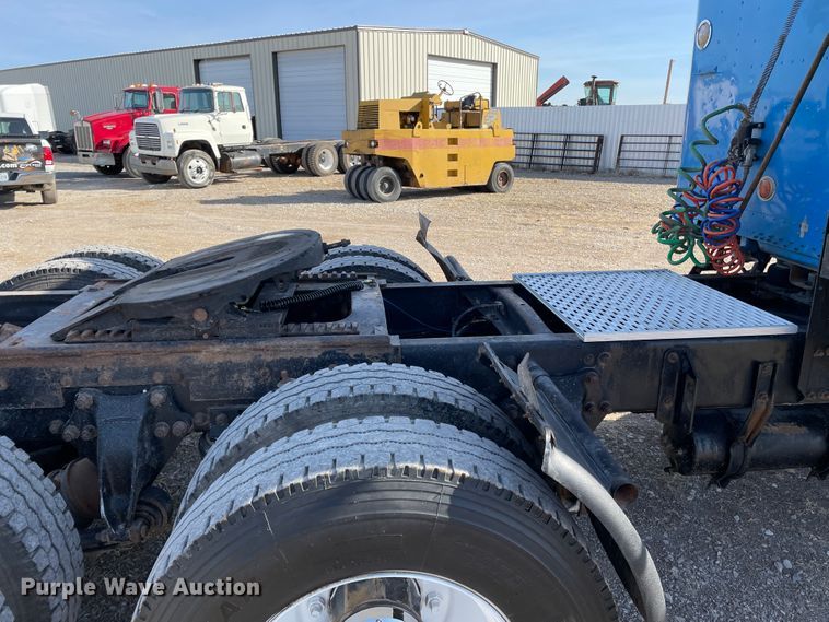 image for item DN0196 1994 Freightliner FLD120  semi truck