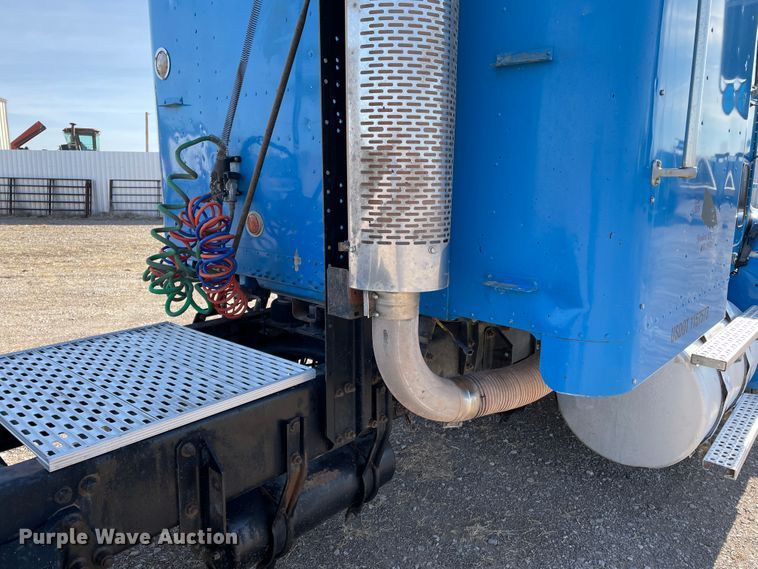 image for item DN0196 1994 Freightliner FLD120  semi truck