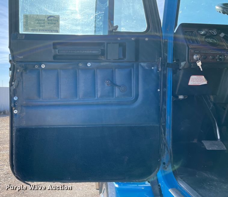 image for item DN0196 1994 Freightliner FLD120  semi truck