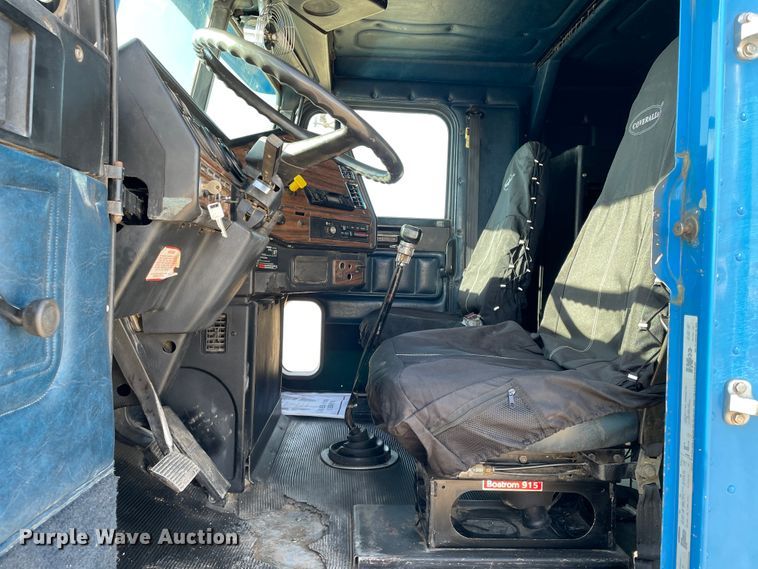 image for item DN0196 1994 Freightliner FLD120  semi truck