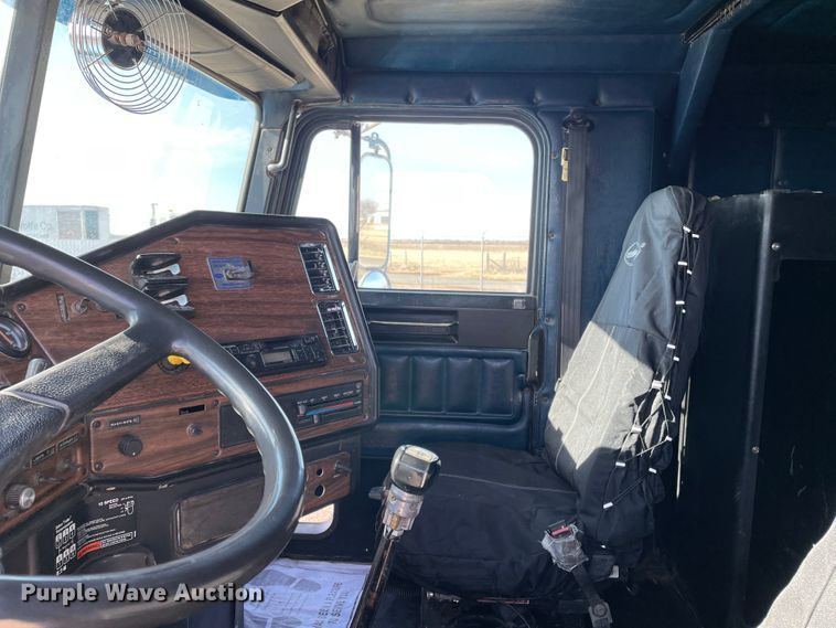 image for item DN0196 1994 Freightliner FLD120  semi truck