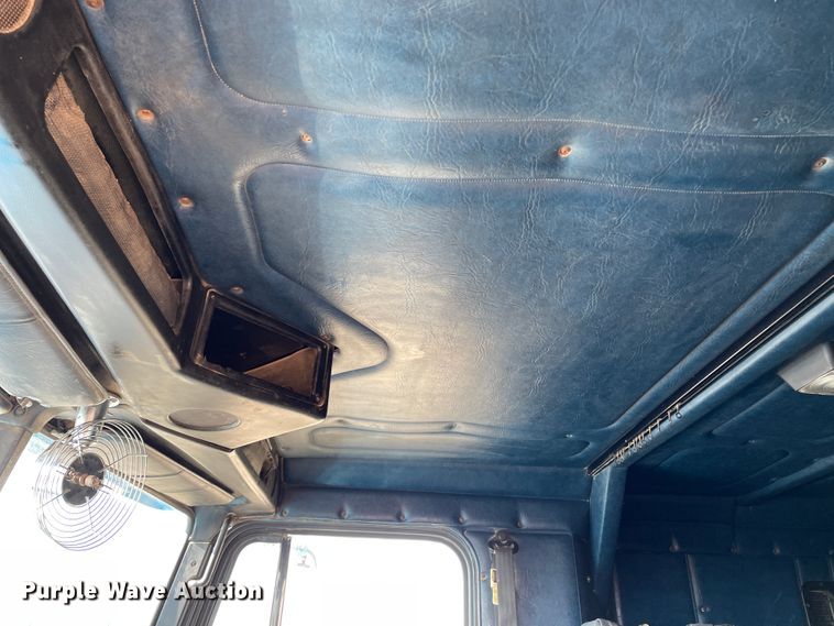 image for item DN0196 1994 Freightliner FLD120  semi truck