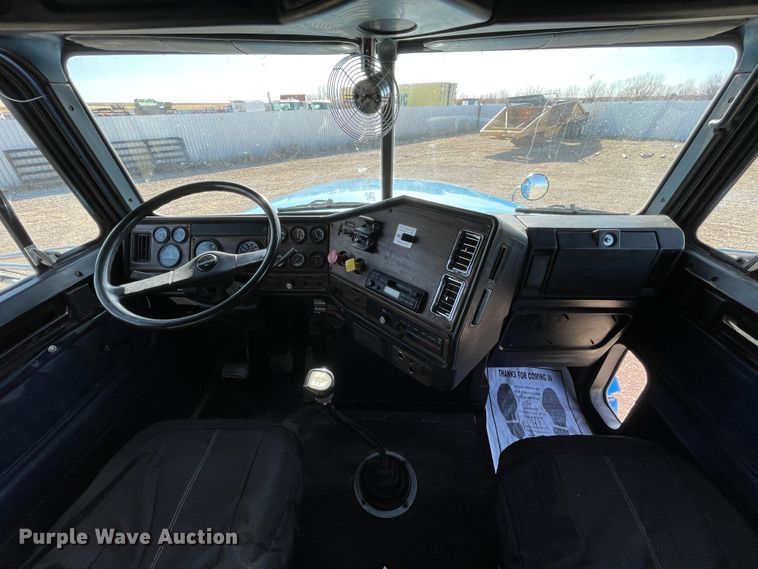 image for item DN0196 1994 Freightliner FLD120  semi truck