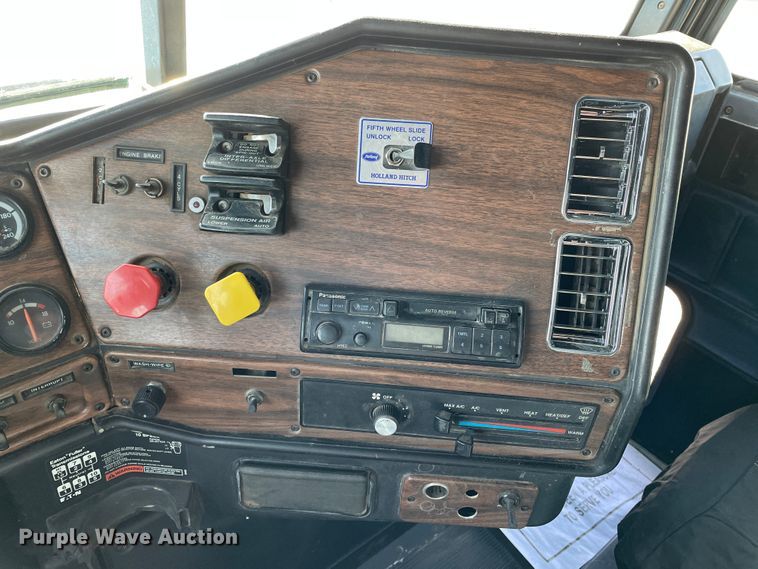 image for item DN0196 1994 Freightliner FLD120  semi truck