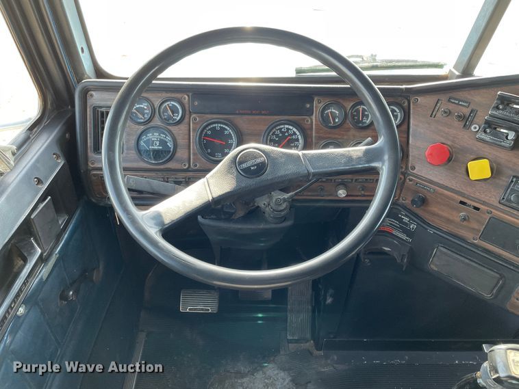 image for item DN0196 1994 Freightliner FLD120  semi truck