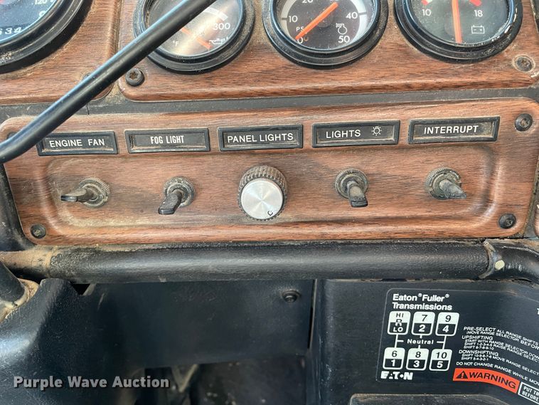 image for item DN0196 1994 Freightliner FLD120  semi truck