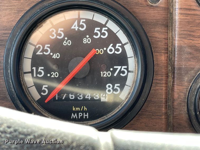 image for item DN0196 1994 Freightliner FLD120  semi truck