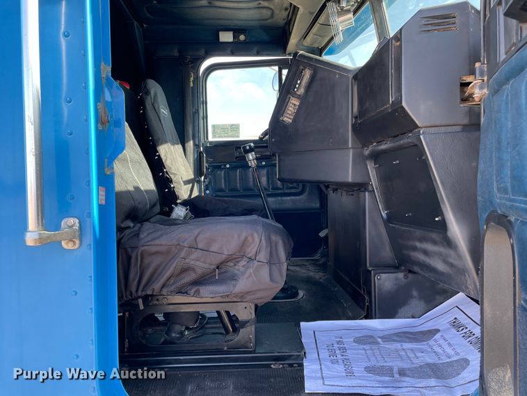 image for item DN0196 1994 Freightliner FLD120  semi truck