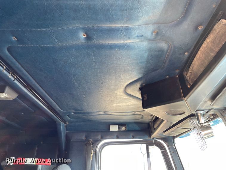 image for item DN0196 1994 Freightliner FLD120  semi truck