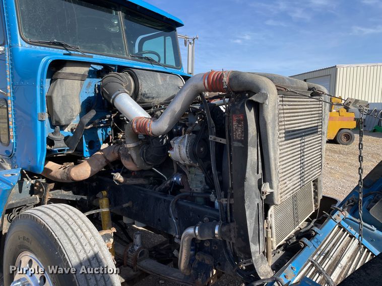 image for item DN0196 1994 Freightliner FLD120  semi truck