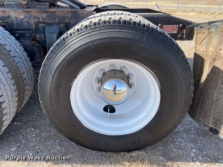 image for item DN0196 1994 Freightliner FLD120  semi truck