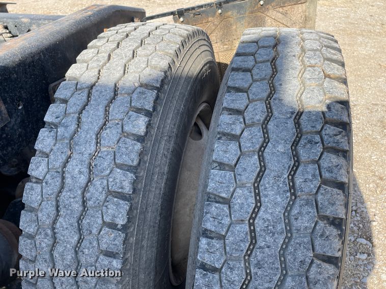 image for item DN0196 1994 Freightliner FLD120  semi truck