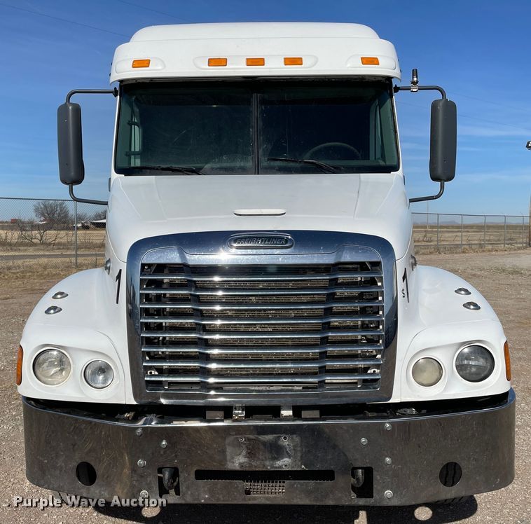image for item DN0197 2005 Freightliner ST120  semi truck