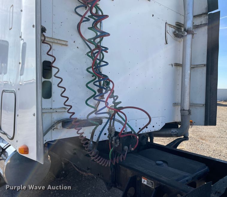 image for item DN0197 2005 Freightliner ST120  semi truck