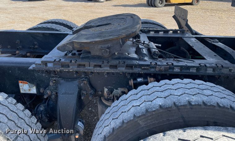 image for item DN0197 2005 Freightliner ST120  semi truck