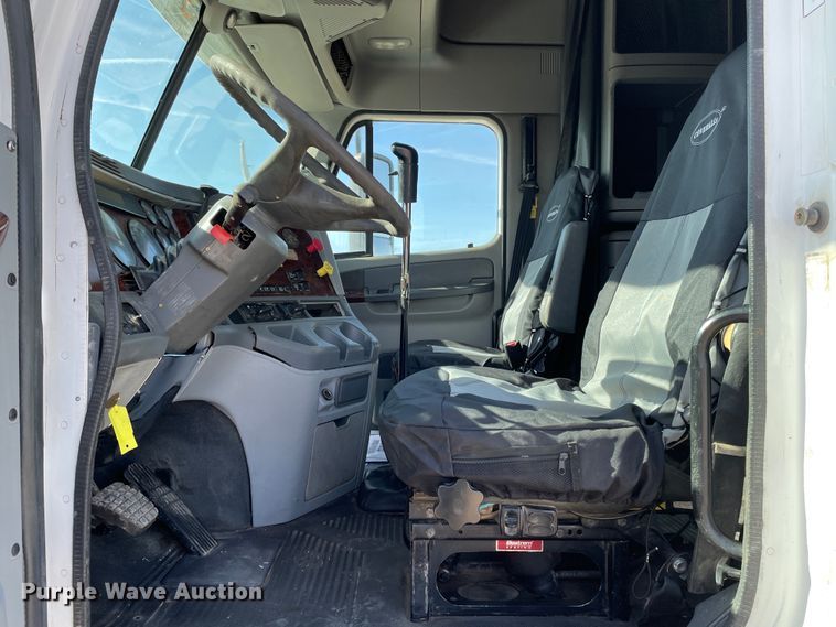 image for item DN0197 2005 Freightliner ST120  semi truck