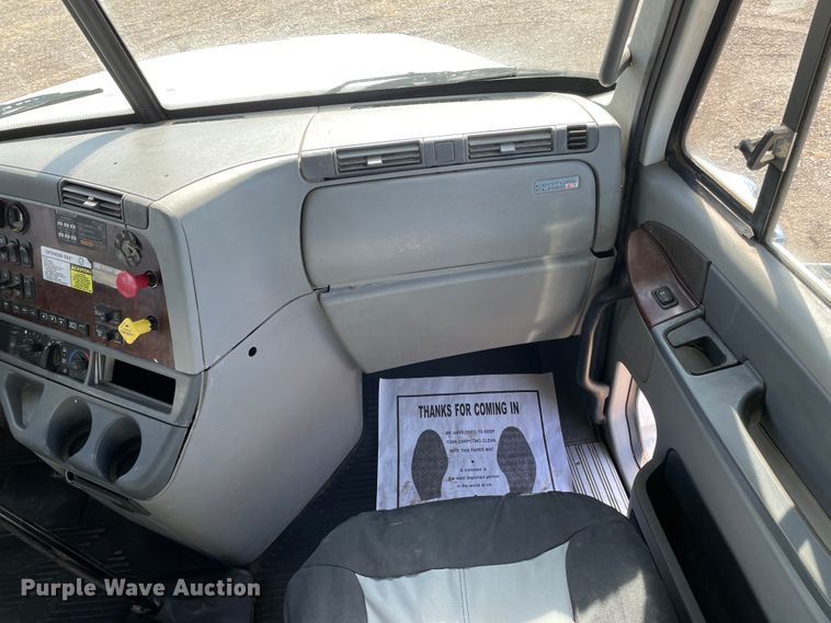 image for item DN0197 2005 Freightliner ST120  semi truck