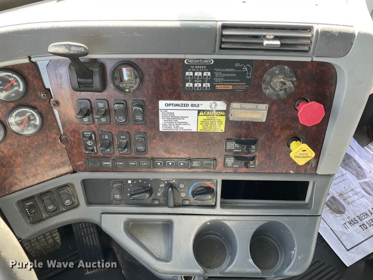 image for item DN0197 2005 Freightliner ST120  semi truck