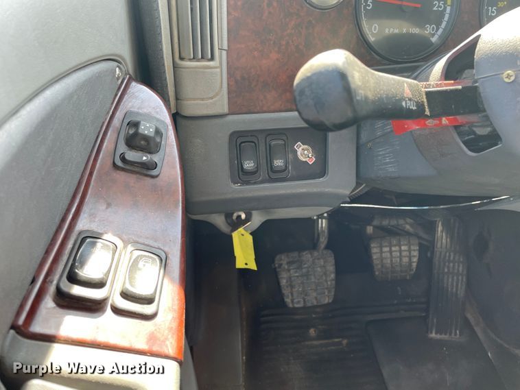 image for item DN0197 2005 Freightliner ST120  semi truck