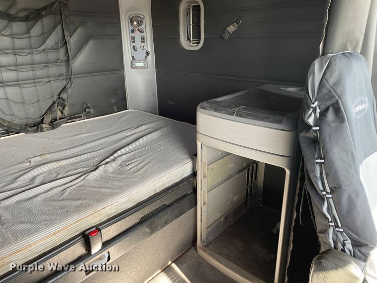 image for item DN0197 2005 Freightliner ST120  semi truck