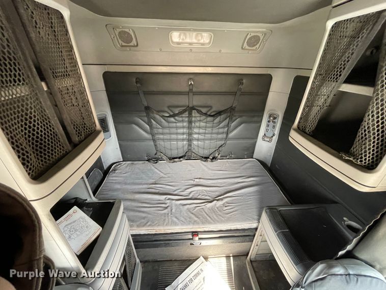 image for item DN0197 2005 Freightliner ST120  semi truck