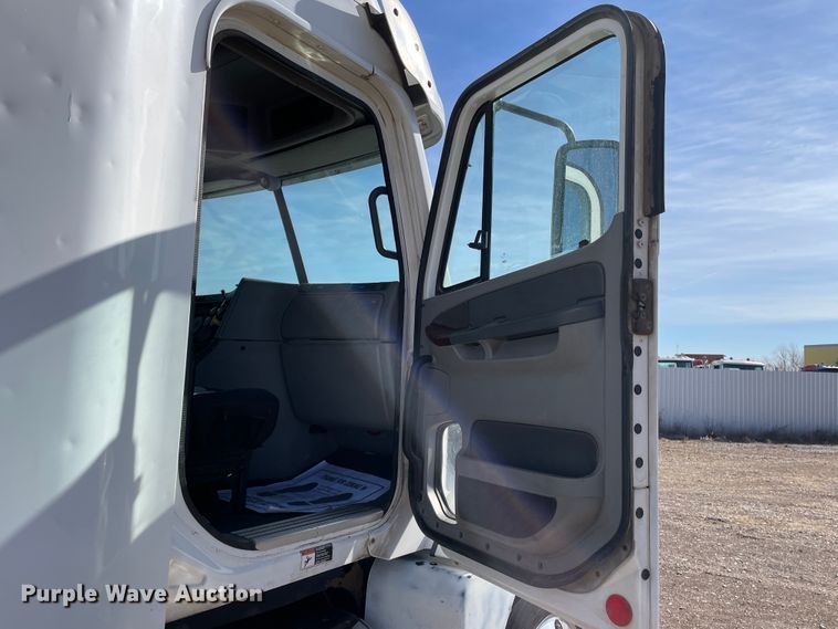 image for item DN0197 2005 Freightliner ST120  semi truck