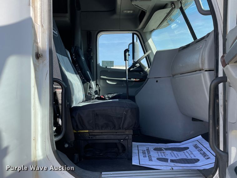 image for item DN0197 2005 Freightliner ST120  semi truck