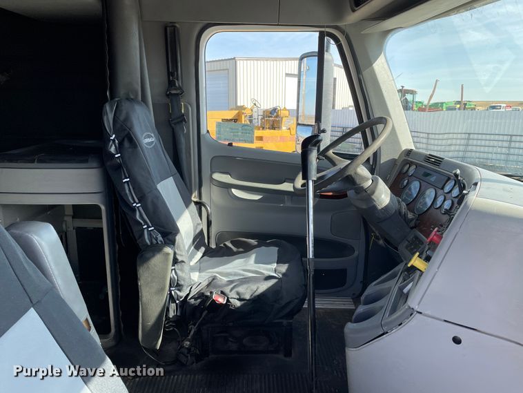 image for item DN0197 2005 Freightliner ST120  semi truck