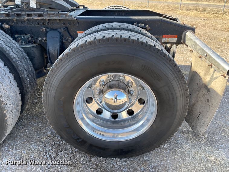 image for item DN0197 2005 Freightliner ST120  semi truck