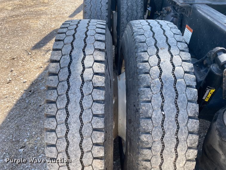 image for item DN0197 2005 Freightliner ST120  semi truck